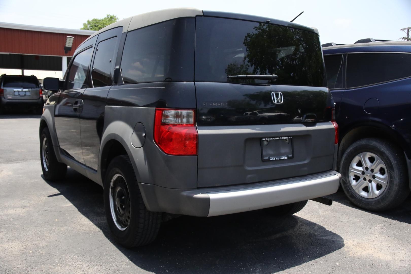 2003 BLACK HONDA ELEMENT DX 2WD (5J6YH17203L) with an 2.4L L4 DOHC 16V engine, 5-SPEED MANUAL transmission, located at 420 E. Kingsbury St., Seguin, TX, 78155, (830) 401-0495, 29.581060, -97.961647 - Photo#3